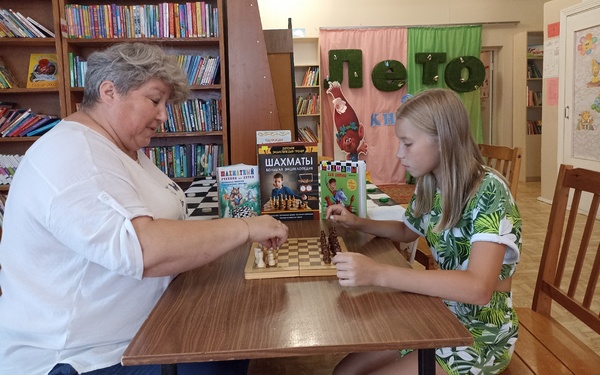 Брянские библиотекари провели инфоурок, посвящённый Международному дню шахмат  