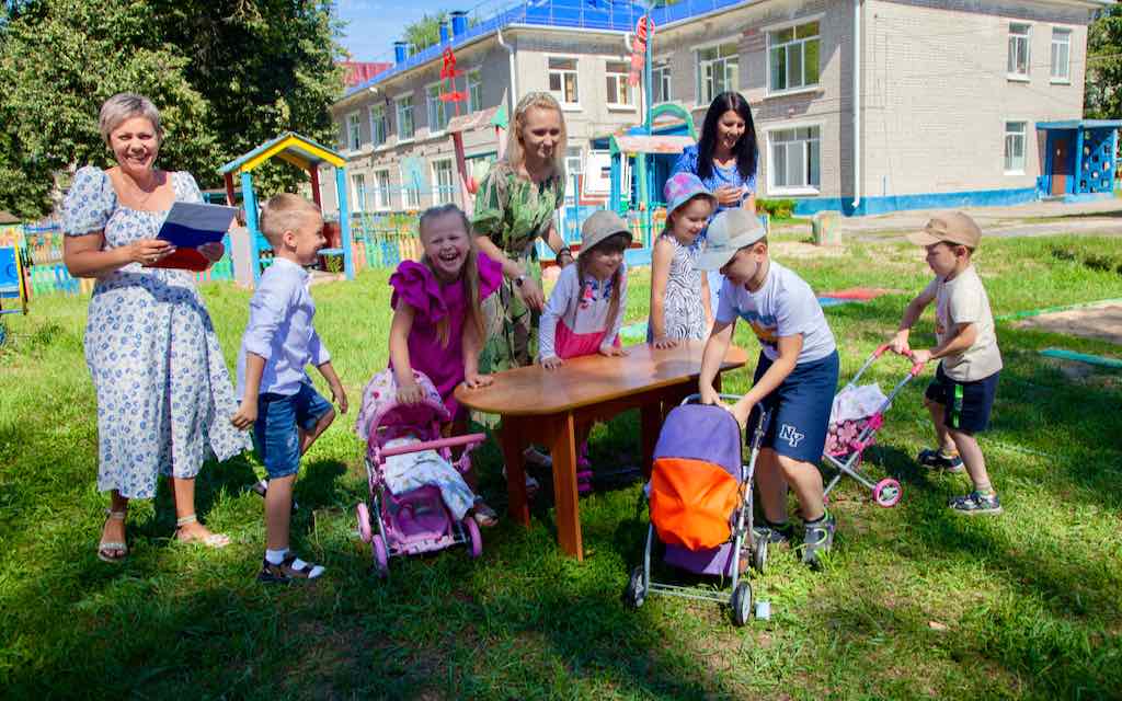 В детском саду № 85 «Мишутка» Брянска ребята познавали бытовое искусство мам и пап