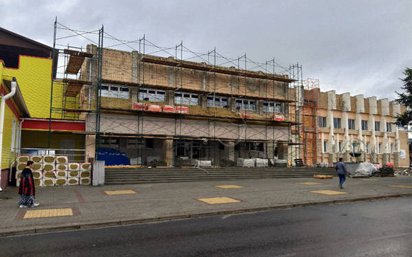 Продолжается ремонт Климовской спортшколы