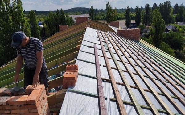 Специалисты Брянщины продолжают оказывать помощь в восстановлении жилого фонда в ЛНР