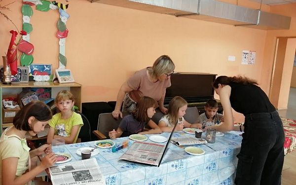 С городецкой росписью познакомились юные художники из брянских Алешковичей