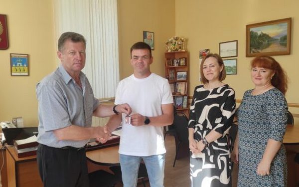 По госпрограмме трубчевскому тренеру вручили ключи от квартиры