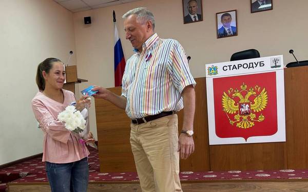 Ключи от квартир вручили ещё 3 детям-сиротам в Стародубе