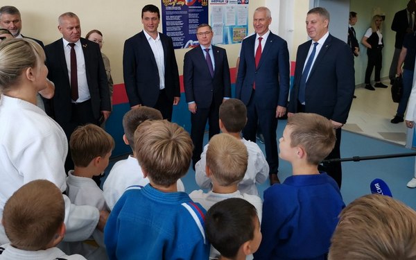 Губернатор Александр Богомаз вместе с почётными гостями посетил Дворец единоборств имени Артёма Осипенко