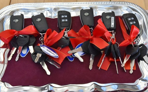 Ключи от квартир и современных автобусов вручены Брянским тренерам