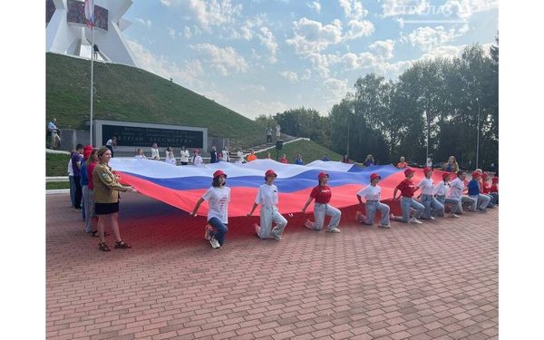 В Брянске на Кургане Бессмертия прошла общественная акция в честь Дня Государственного флага Российской Федерации