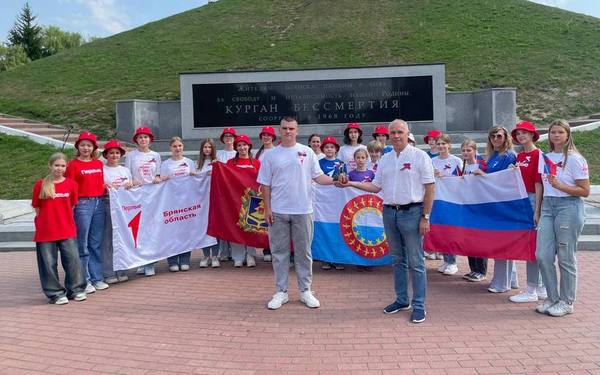 Горсть героической брянской земли передана брянскими Первыми главе Заполярья