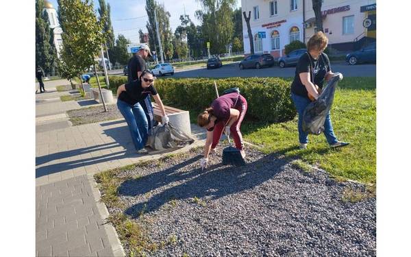 Жители Брянска активно участвуют в общеобластном субботнике