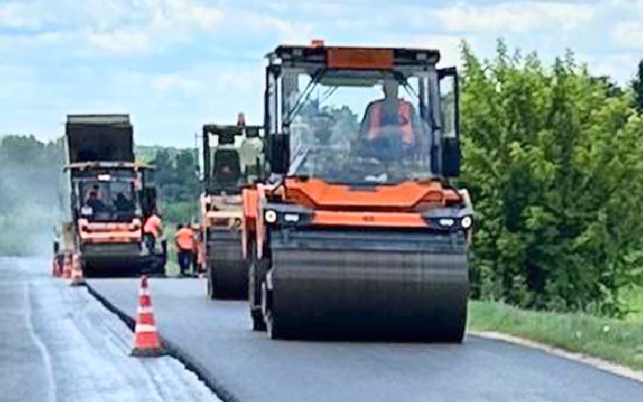 В Брянской области ремонтируют участки автодороги Погар-Стародуб