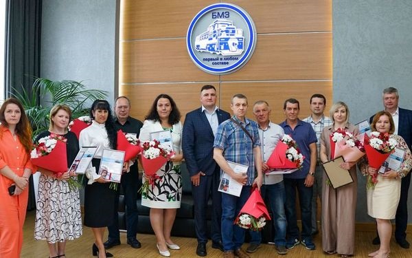 12 брянских машиностроителей получили удостоверения «Почётный ветеран труда БМЗ»