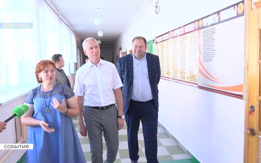 Олег Матыцин посетил образовательные и спортивные учреждения в Дубровке Брянской области