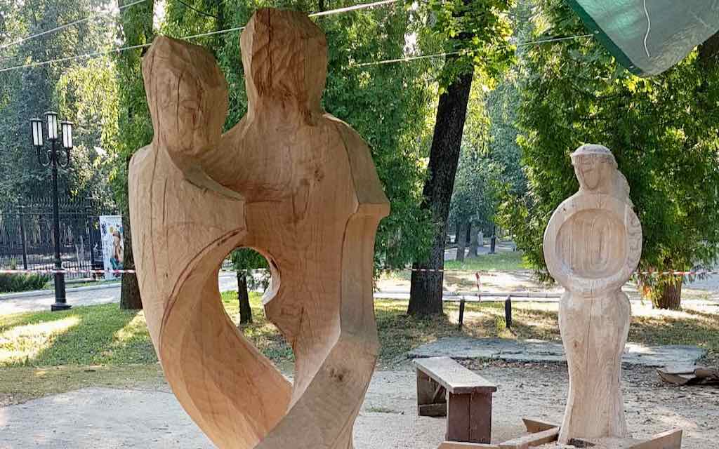 В брянском парке-музее имени А .К. Толстого состоялся традиционный фестиваль деревянных скульптур 