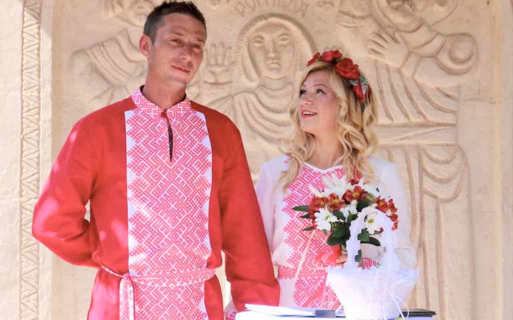 Анастасия Мащенко и Роман Савченко из Рогнедино Брянской области сыграли свадьбу в русском стиле