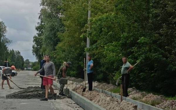 На улице Брянской в поселке Суземка продолжают строительство нового тротуара