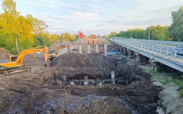 В брянском Почепе через реку Судость возводится новый мост