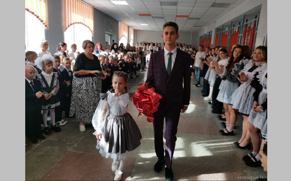 Для первоклашек клинцовской школы №9 имени Андрея Карлова прозвенел звонок