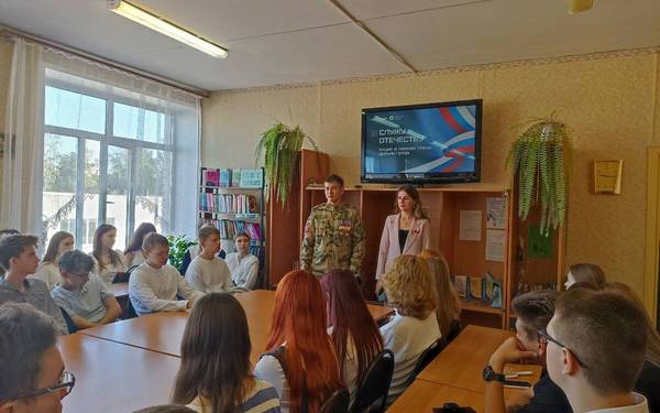 Брянские школьники пообщались с ветераном СВО Иваном Садовским