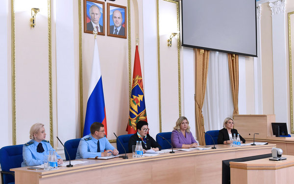 Новости  Состоялось заседание комиссии по делам несовершеннолетних и защите их прав при правительстве Брянской области