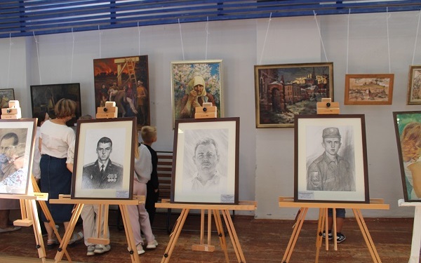 Выставка, посвящённая погибшим бойцам СВО, открылась в Жуковке