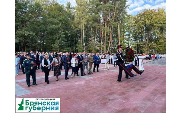 В Бежицком районе Брянска в День города после ремонта открыли Воинский мемориал