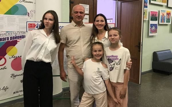 Жители Брянска приходят на выборы семьями