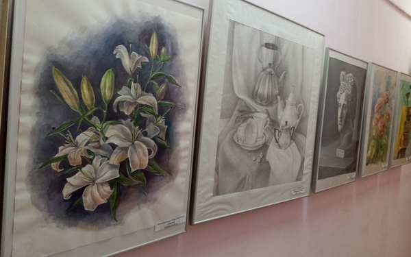 Выставка  преподавателей брянской школы искусств открыта в библиотеке