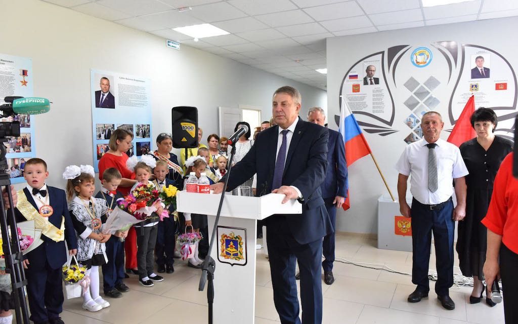 Губернатор Брянской области Александр Богомаз поздравил с Днём знаний учащихся и педагогов родной меленской школы