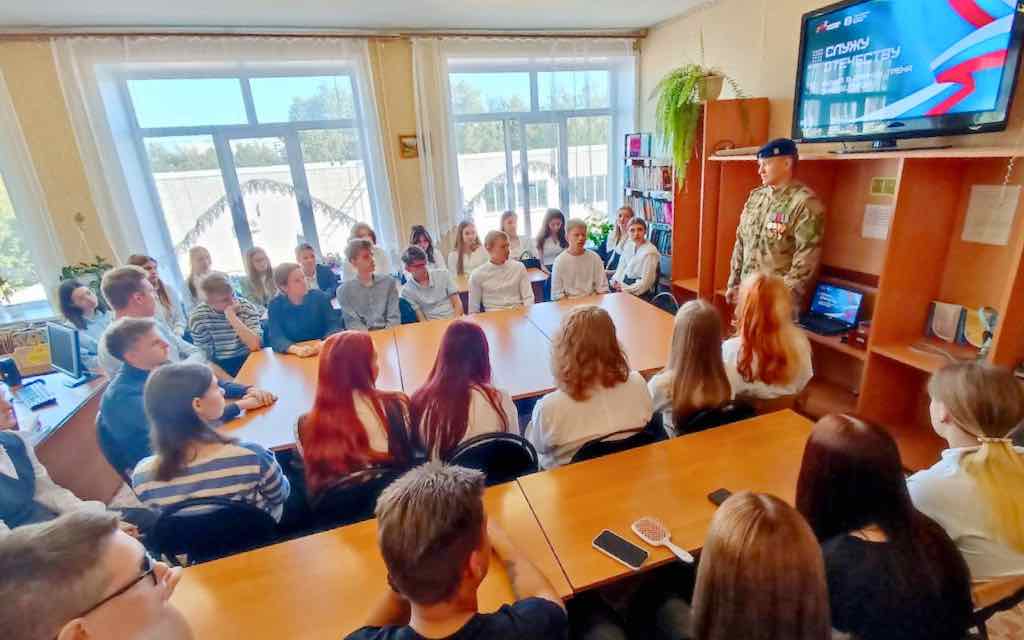 Студенты Брянского училища олимпийского резерва встретились с героем СВО