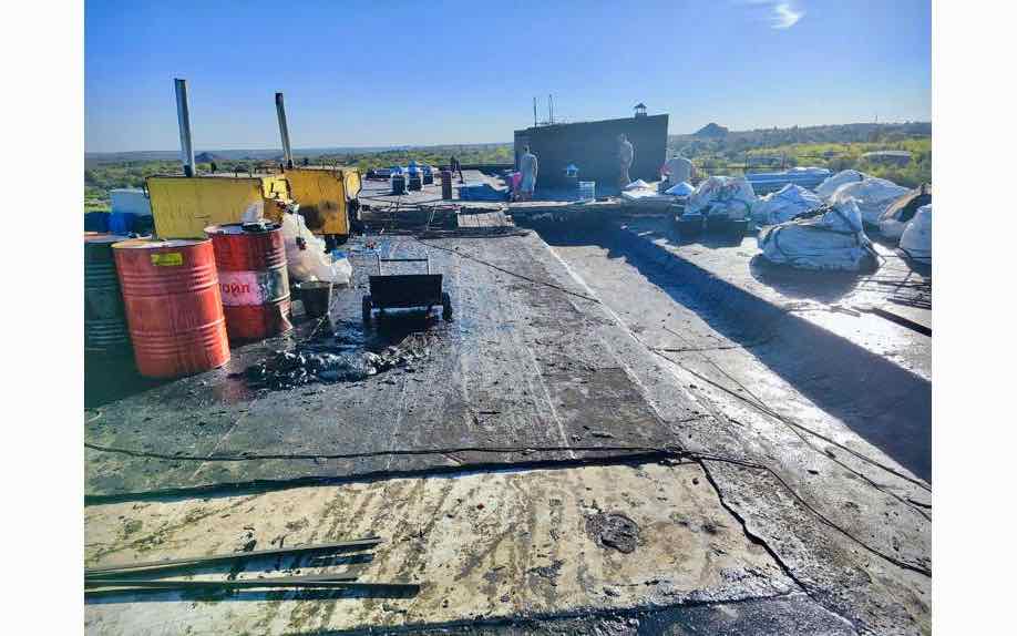 Брянские строители продолжают ремонт кровель в подшефной Брянке ЛНР