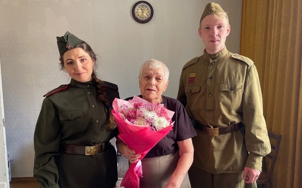 Артисты брянского драмтеатра поздравили ветеранов Великой Отечественной войны