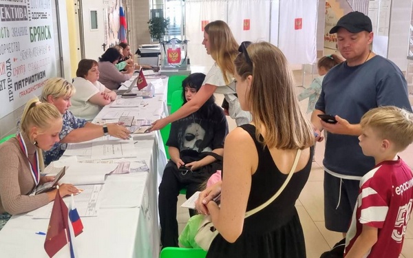 На избирательные участки Брянска граждане приходят семьями