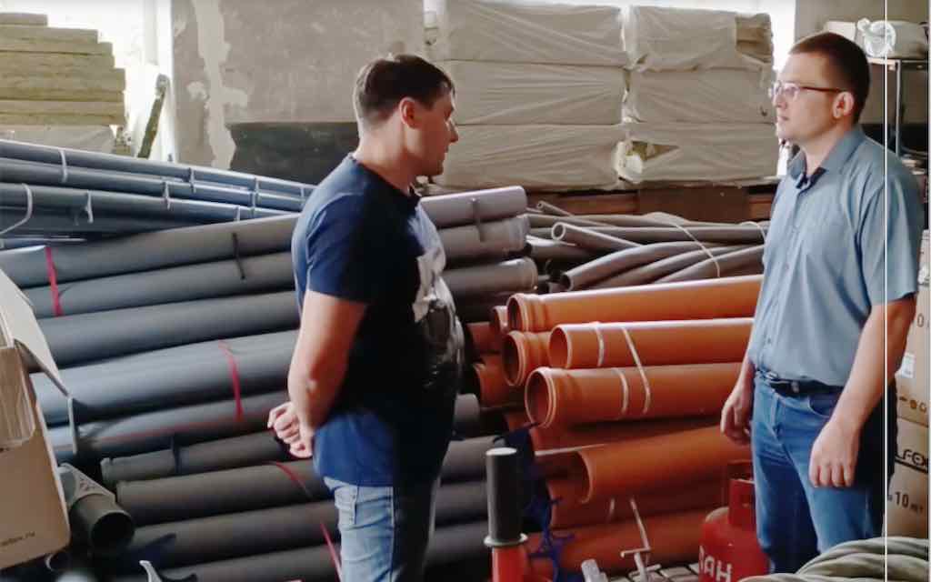 Брянские специалисты прокладывают водопровод в подшефной Брянке