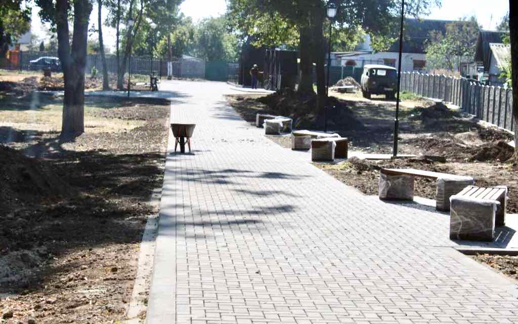 В брянском Стародубе благоустраивают городской парк