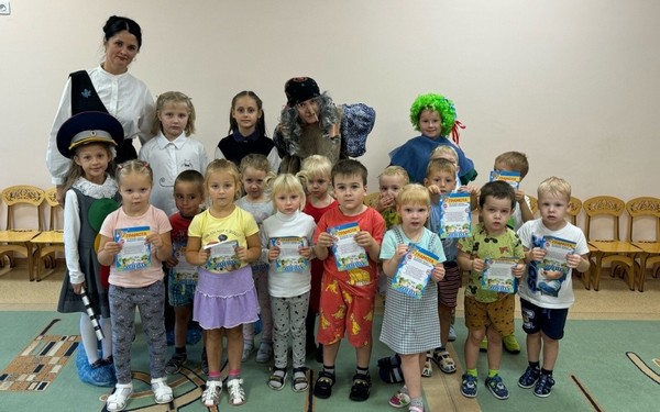 В брянской Жуковке школьники организовали «Путешествие в город дорожных знаков» для детсадовцев