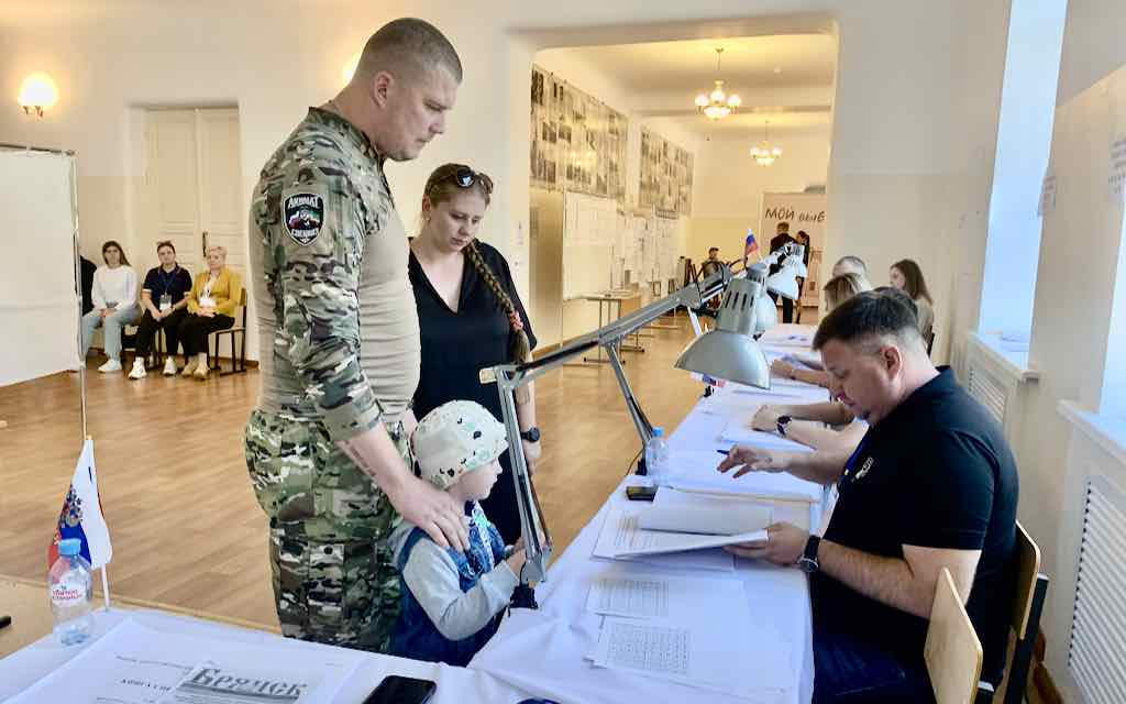 Ветеран СВО проголосовал на выборах вместе с семьёй