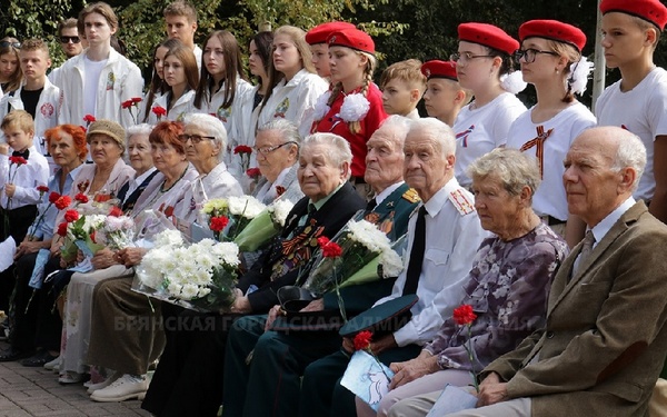 В Брянске прошел митинг «Враг разбит, и знамя заалело над древним русским городом моим»