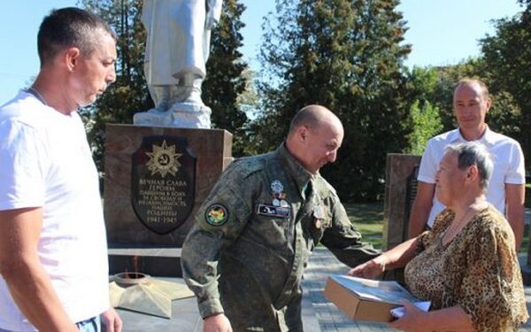 Родственникам брянского красноармейца поисковики из Татарстана передали его медальон