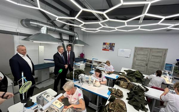 Губернатор области Александр Богомаз посетил Брянскую швейную фабрику