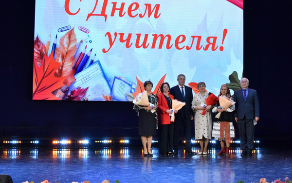 Губернатор предложил увеличить количество присвоений почётного звания учителям до 10 в год