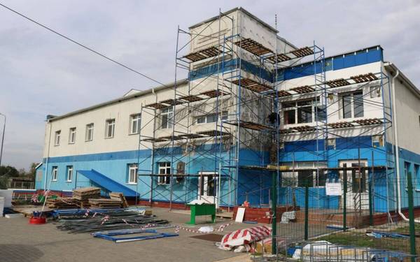 В Комаричах приступили к ремонту фасада здания спорткомплекса