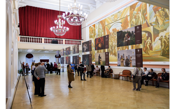 В Брянском театре драмы открылась фотовыставка «Актёры в образах персонажей А. К. Толстого»