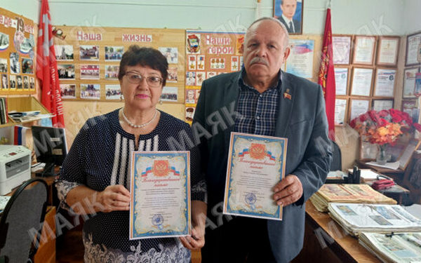 Новозыбковским ветеранам коллектив войсковой части вручил благодарности за помощь участникам СВО