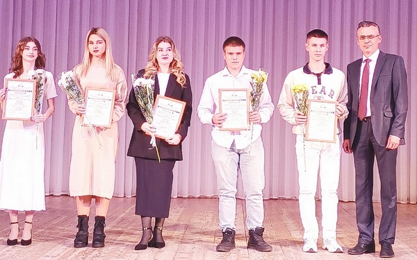 В Брянске вручили награды муниципальных стипендиатов