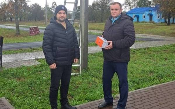 В сквере посёлка Комаричи монтируют камеры видеонаблюдения