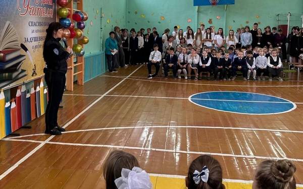 С профессиональным праздником учителей поздравили стародубские автоинспекторы