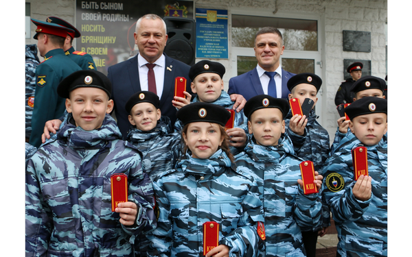 Председатель Брянской облдумы поздравил учеников школы имени Шкурного с посвящением в кадеты