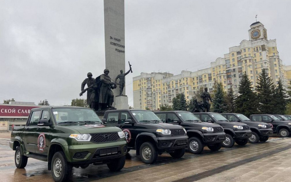 Ключи от новых автомобилей вручают подразделению «БАРС-Брянск» на площади Партизан