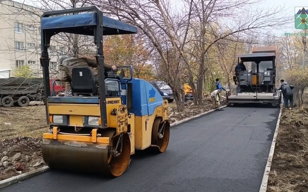 Брянские дорожники укладывают асфальт на территории больницы в подшефной Брянке