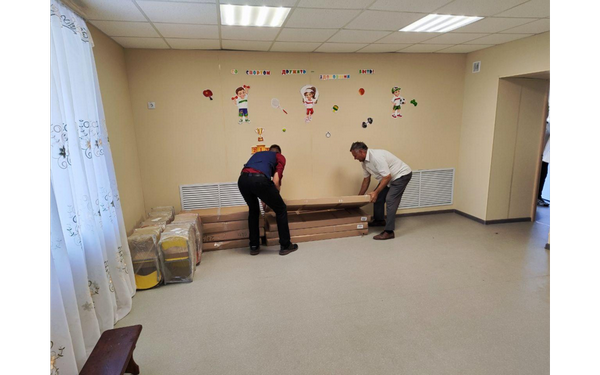 Брянщина передала  мебель детскому саду подшефной Брянки