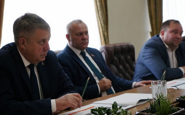 Губернатор Александр Богомаз провёл встречу с гендиректором брянского предприятия